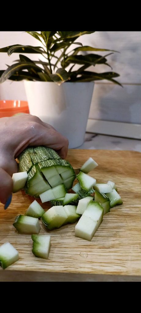 We snijden de groenten in blokjes