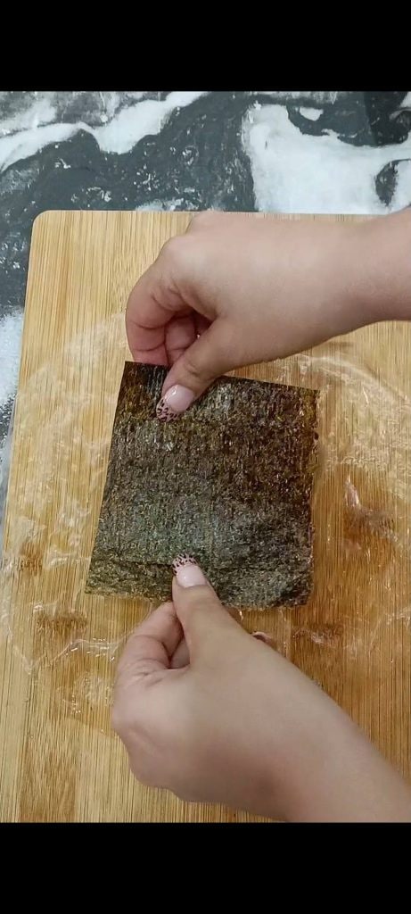 We leggen de nori op een vel rijstpapier