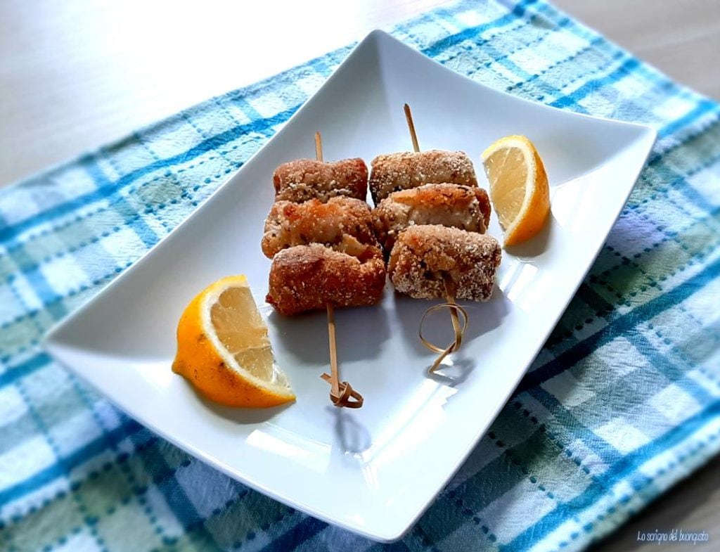 Varkensvleesrolletjes op een stokje