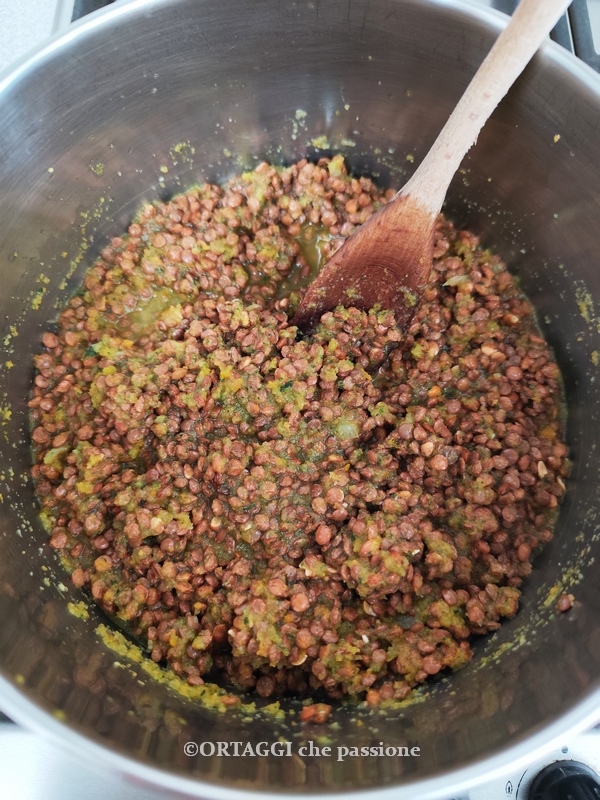 linzen in de pan op smaak brengen