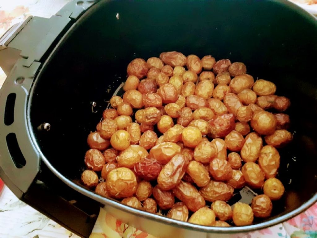 Hele kleine nieuwe aardappelen gebakken met schil in de airfryer