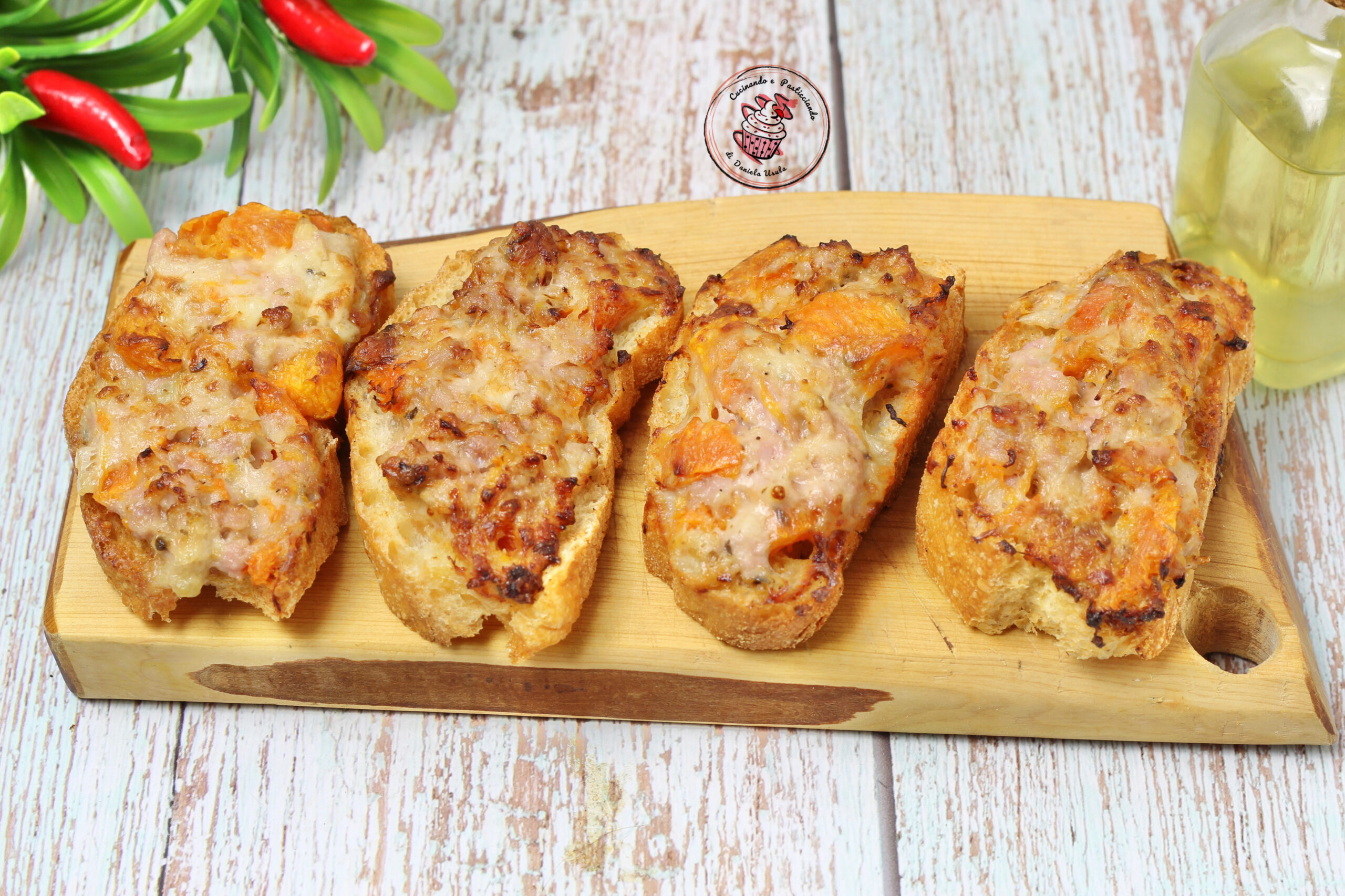 CROSTINI MET POMPOEN, WORS EN GORGONZOLA: smaakvol en snel herfsthapje