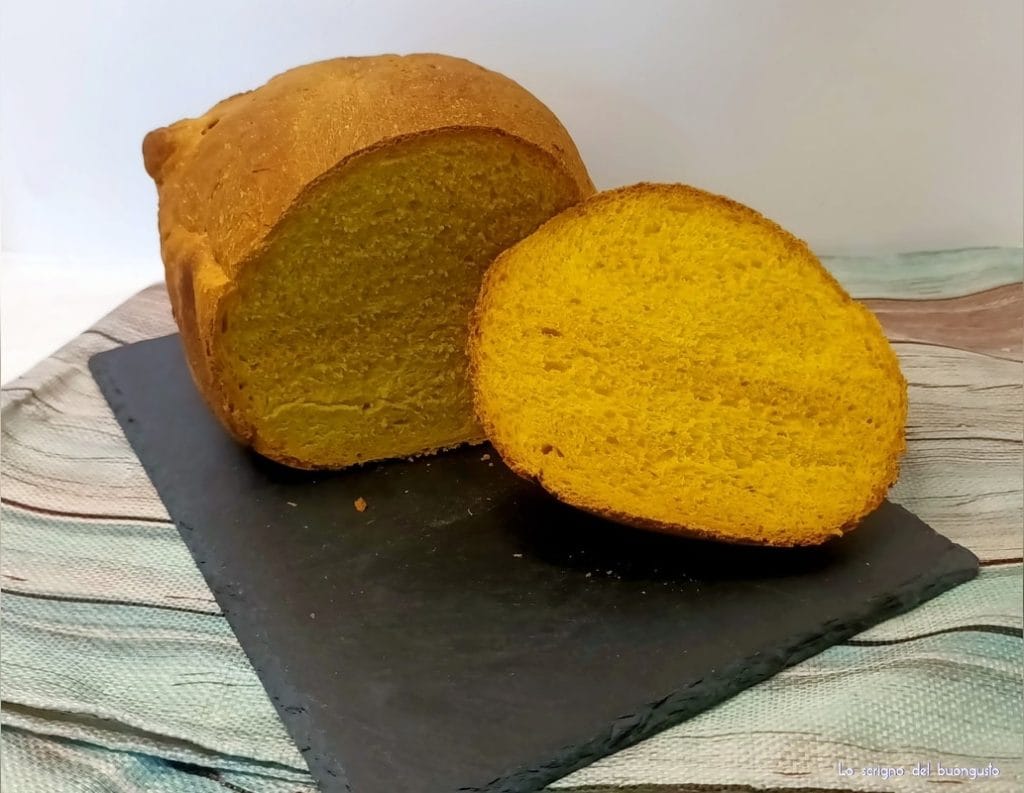 Knapperige pompoenbroodje