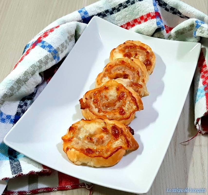 Worstenbroodjes met provola