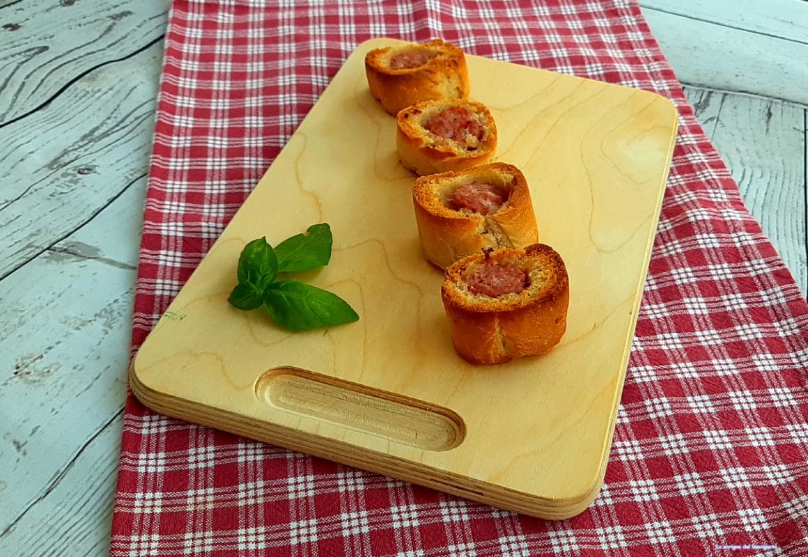 Gevulde baguette die bruschetta wordt