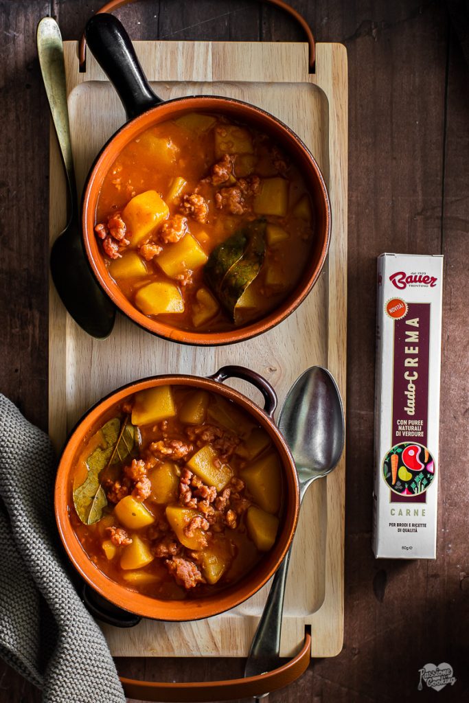 Aardappelen en worst in stoofpot