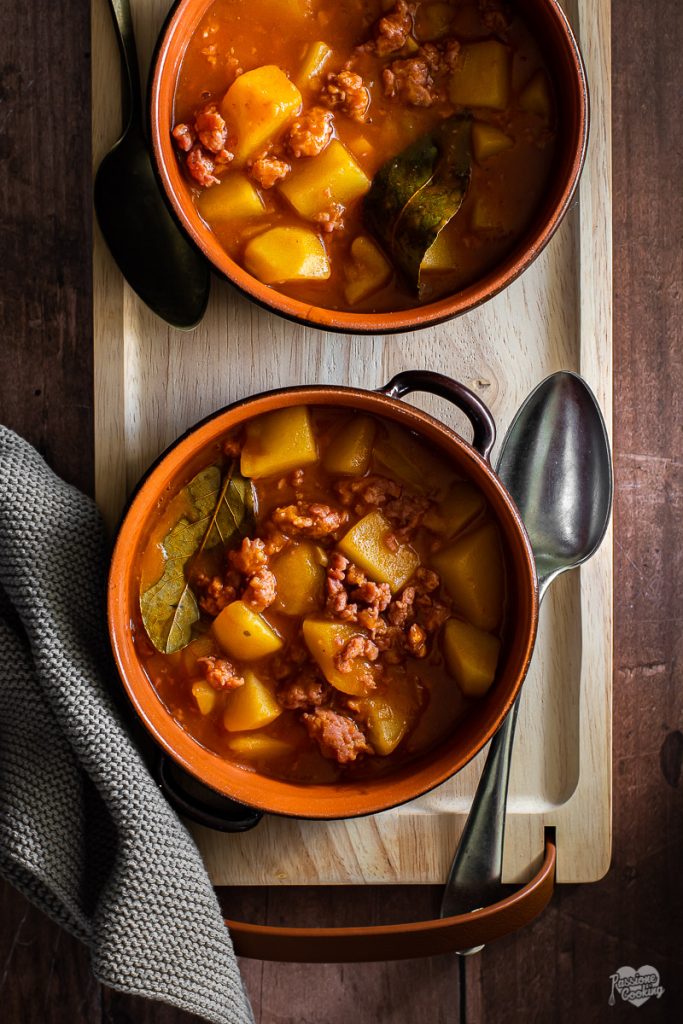 Aardappelen en worst in stoofpot