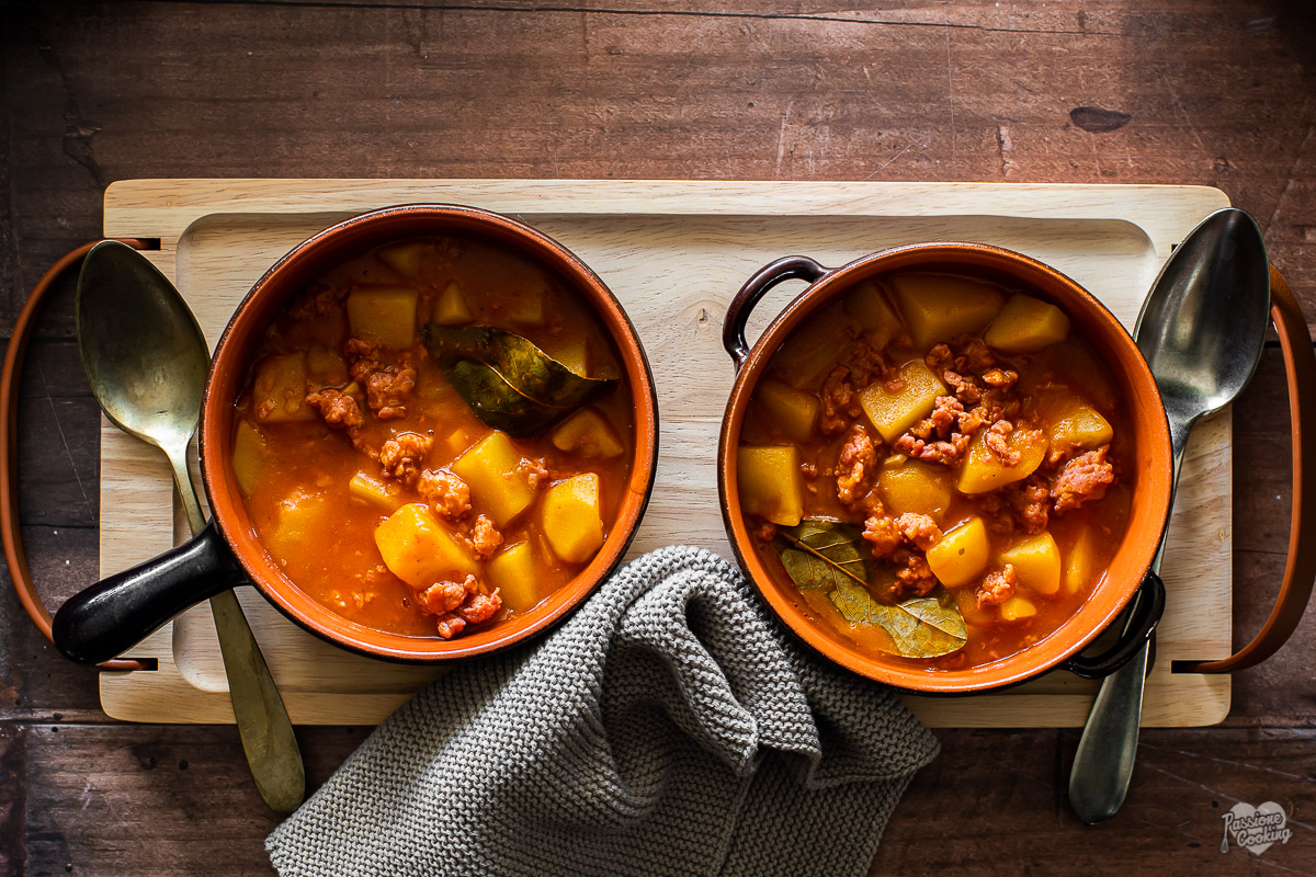 Aardappelen en worst in stoofpot