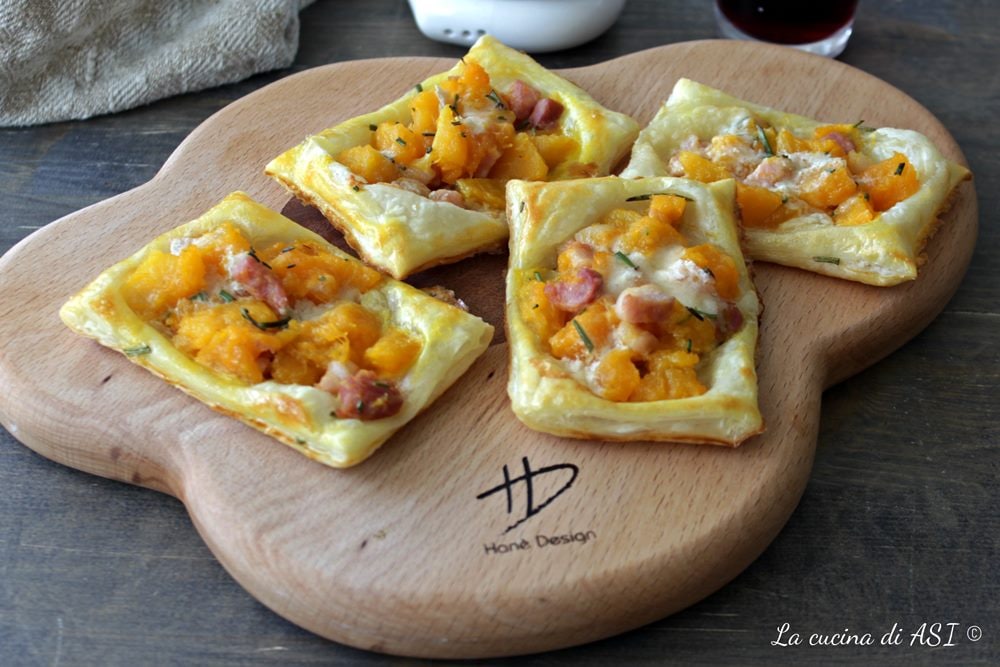 Bladerdeeggebakjes met pompoen, spek en gorgonzola