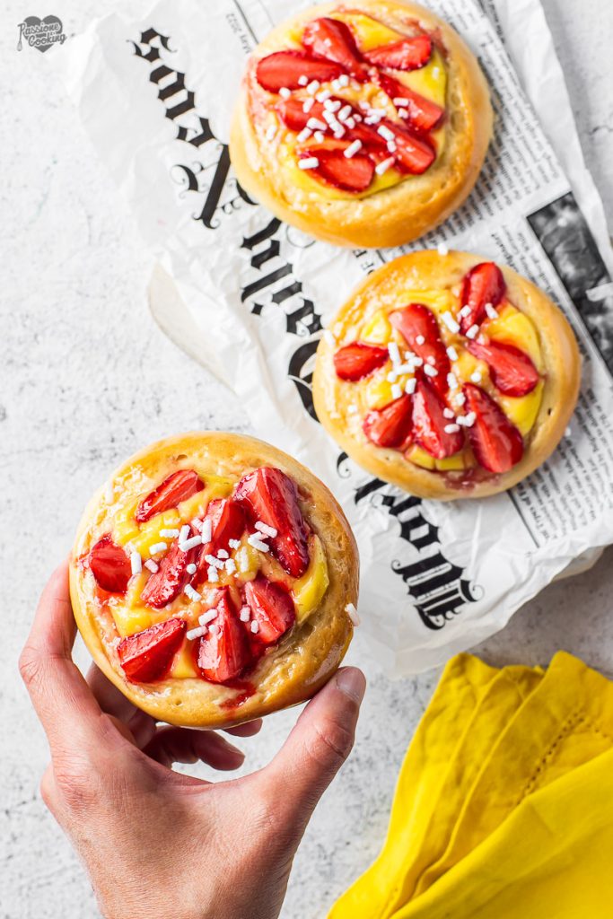 Brioche met room en aardbeien