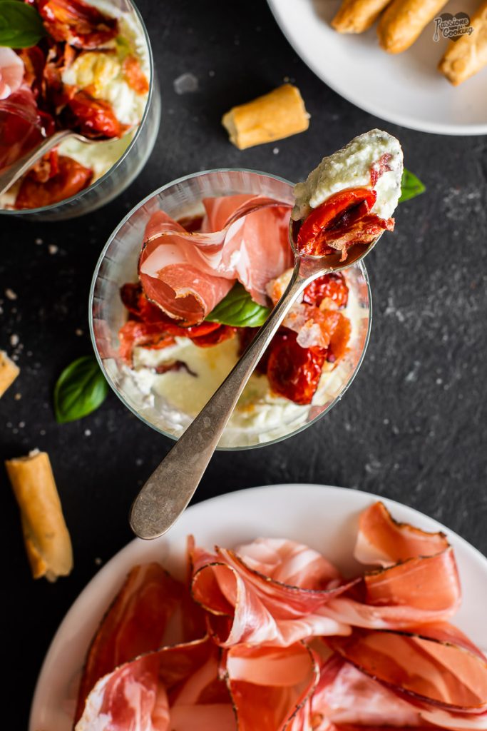 Buffelcrème met basilicum en Speck Alto Adige IGP