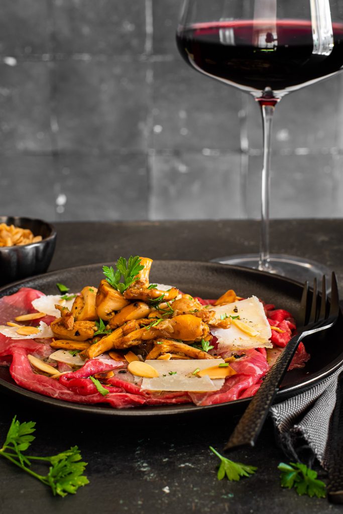 Rundercarpaccio met cantharellen