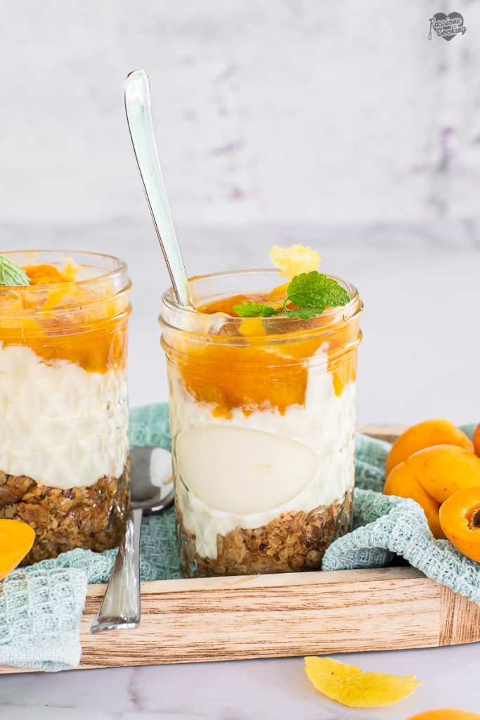 Cheesecake in een glas met abrikozen