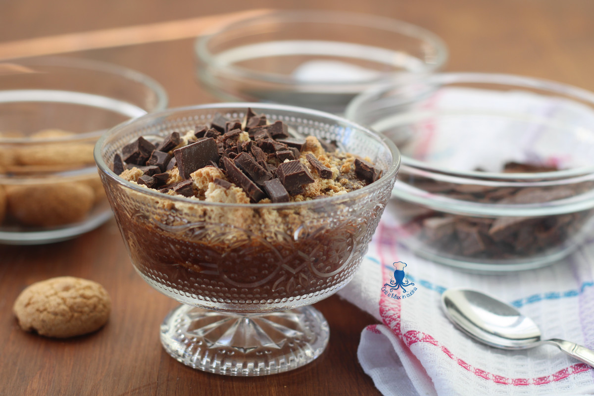 Chia-pudding met chocolade en amaretti met koffie