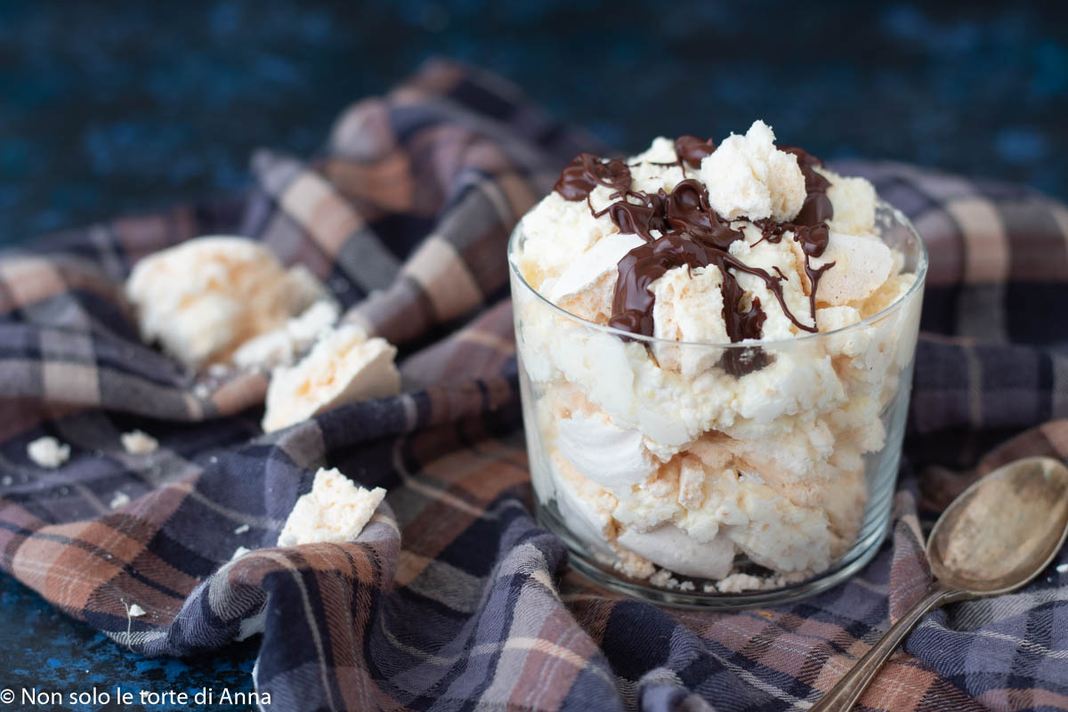 Chocolade meringue cup