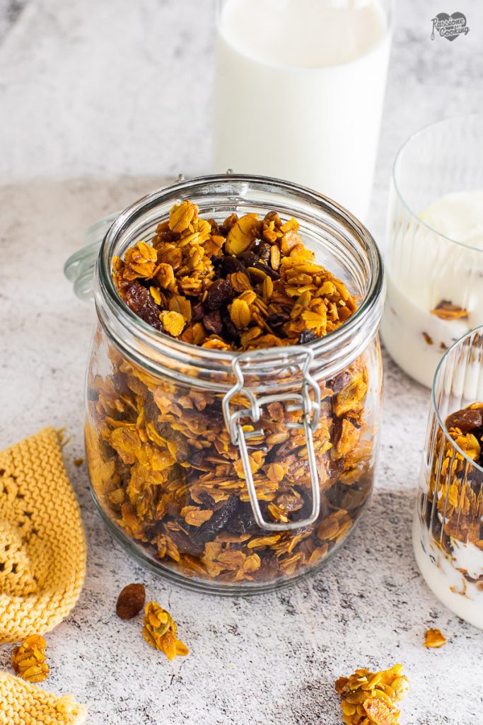 Curcuma granola