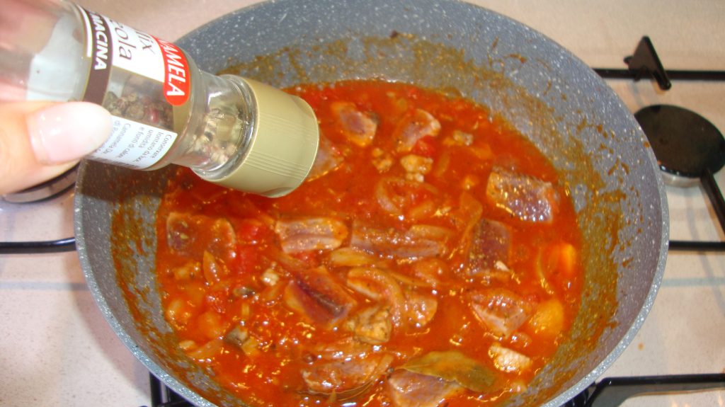 Filet van gestreepte tonijn alla pizzaiola