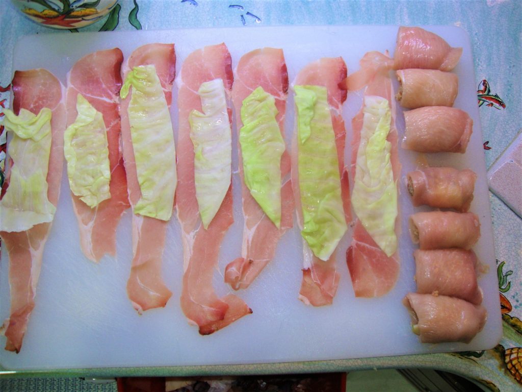 Kool- en spekrolletjes met kip