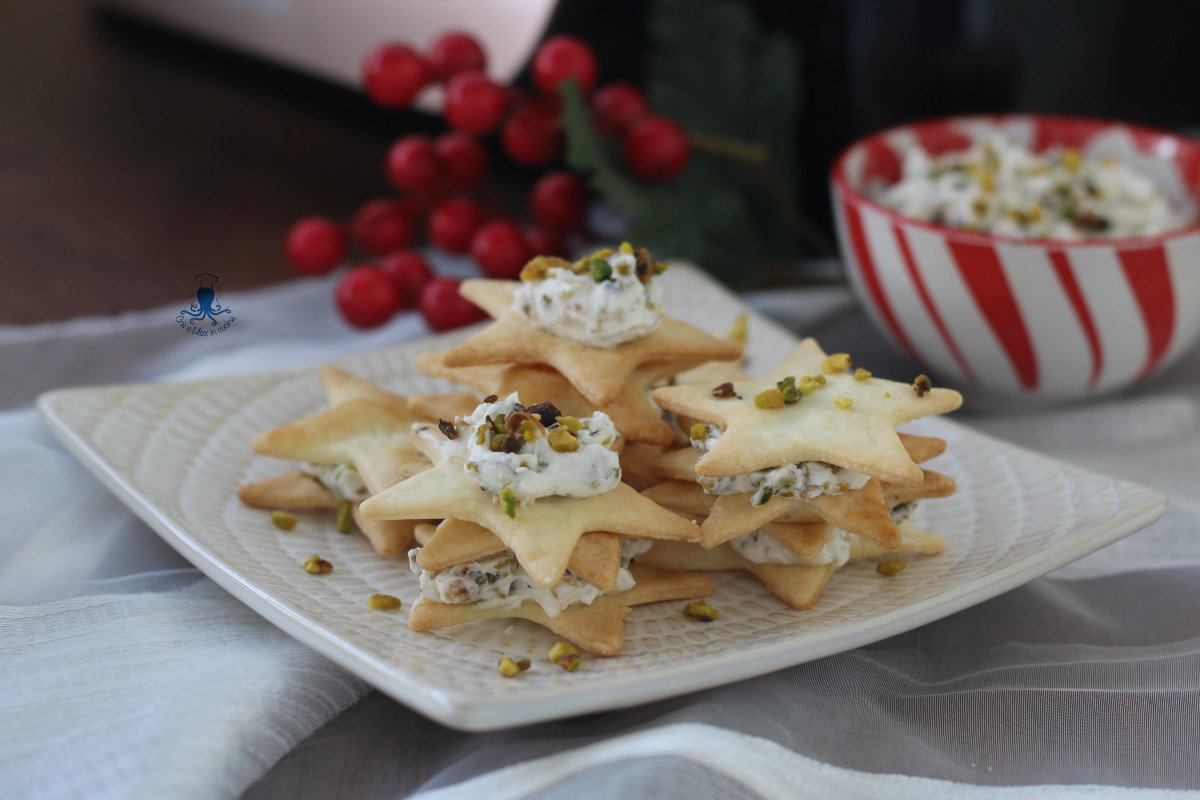 De hartige kerststerretjes van bladerdeeg gevuld in een airfryer