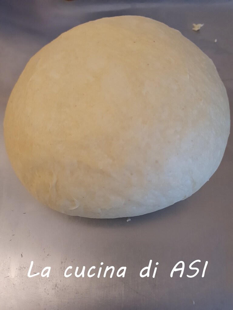 Deeg na de eerste bewerking van de hartige gastronomische panettone