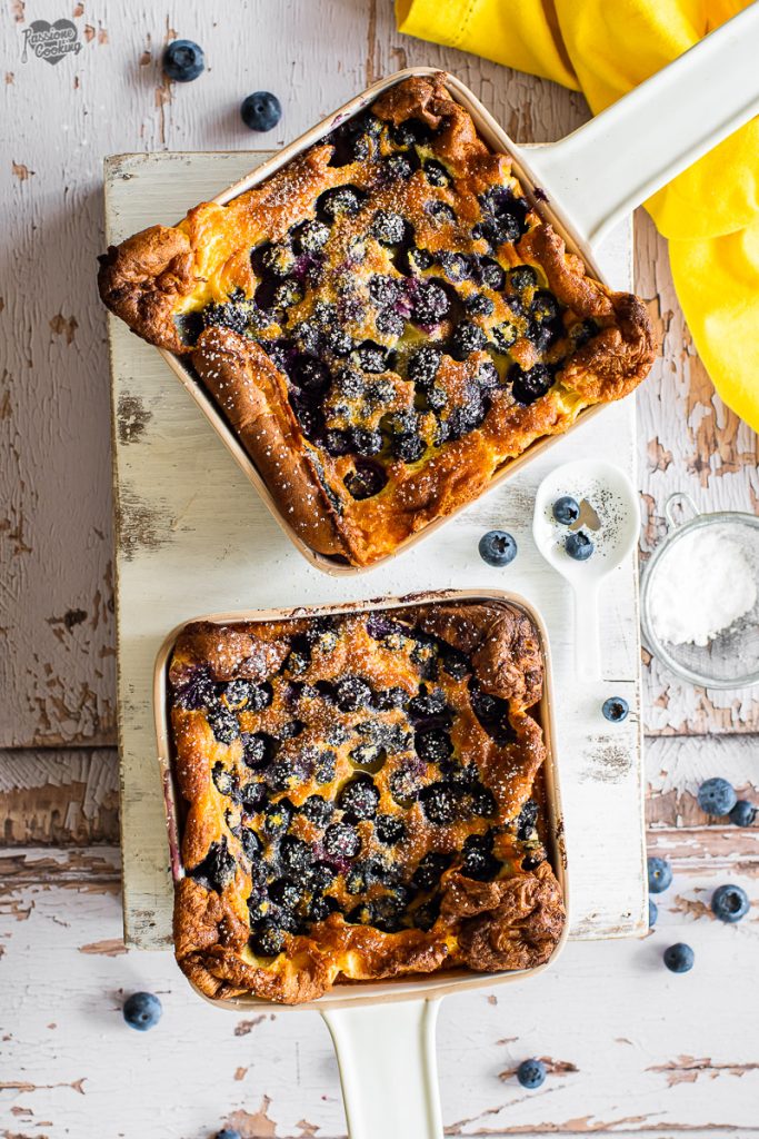 Dutch baby met blauwe bessen