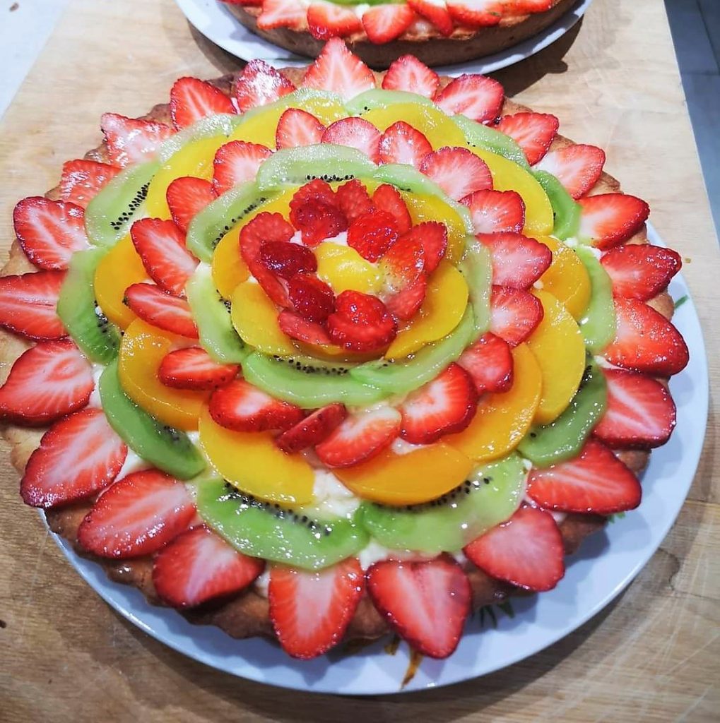 De fruittaart met lichte deegkorst