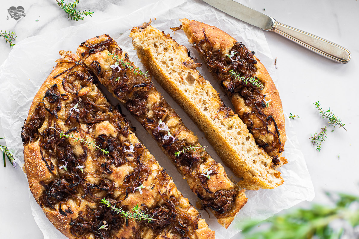 Focaccia met gekarameliseerde uien
