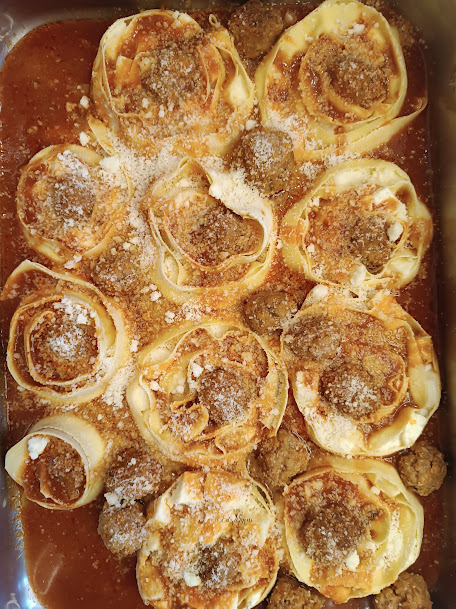 Ik presenteer de omwikkelde pasta! Wanneer de lekkerbekken de keuken binnenkomen