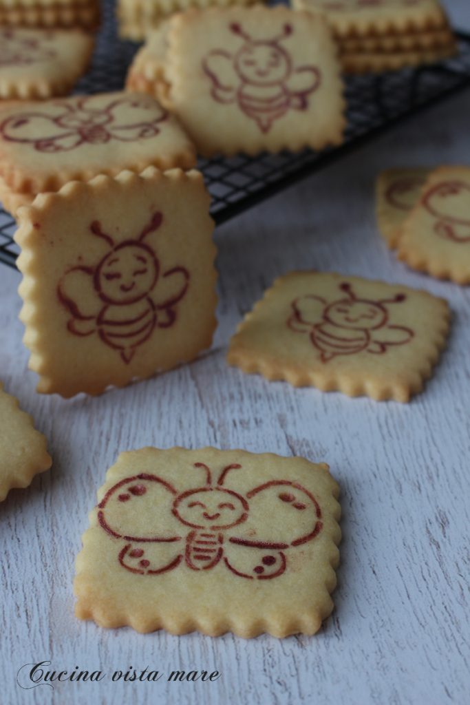 Gedecoreerde zandkoekjes Keuken met uitzicht op zee
