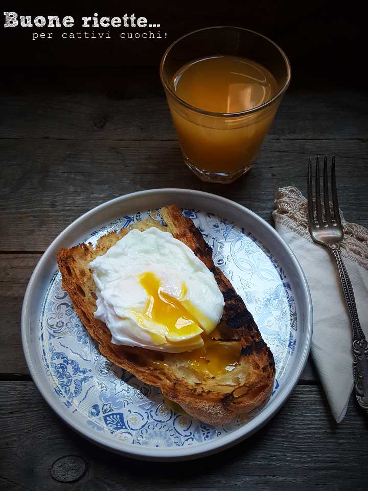 romig gepocheerd ei met brood