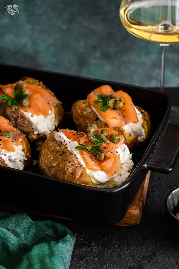 Gepofte aardappelen met gerookte zalm