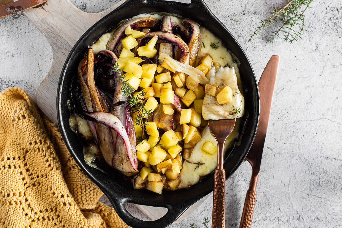 Gesmolten kaas met radicchio en biologische Pinova-appels