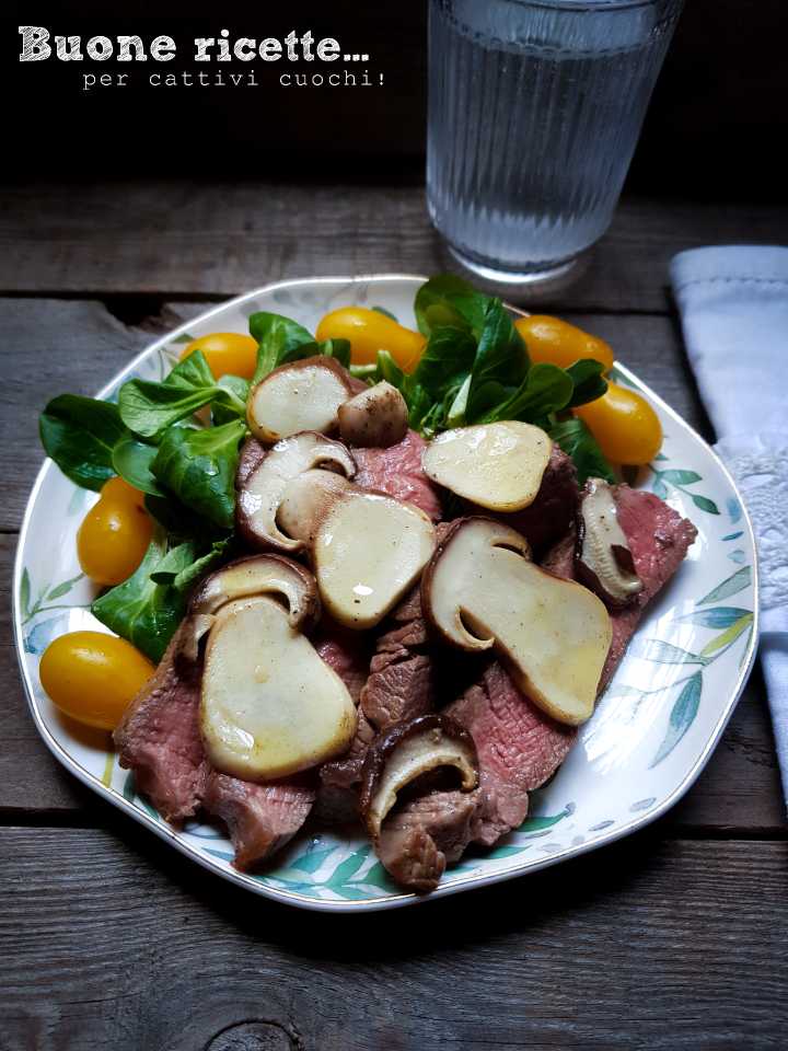 Gesneden biefstuk met porcini en tomaatjes