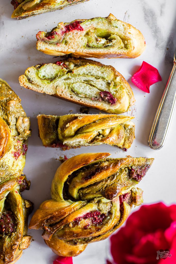 Gevlochten brood met pistachecrème en frambozen