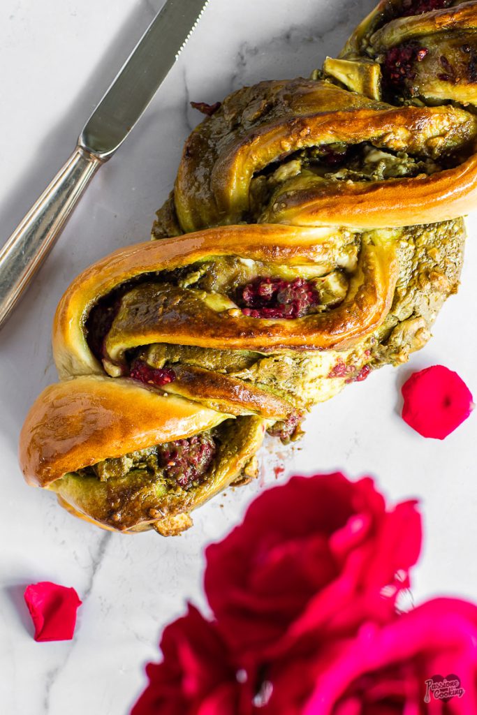 Gevlochten brood met pistachecrème en frambozen