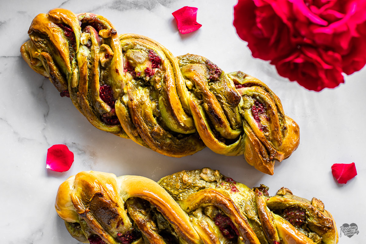 Gevlochten brood met pistachecrème en frambozen