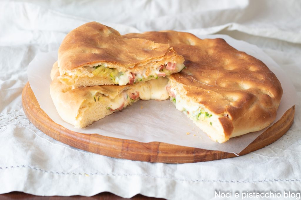 gevulde focaccia met mortadella en courgette