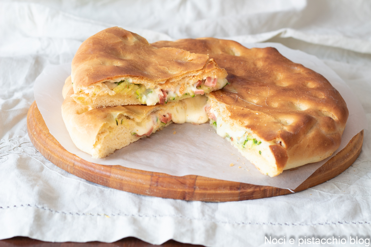 GEVULDE FOCACCIA MET MORTADELLA EN COURGETTE