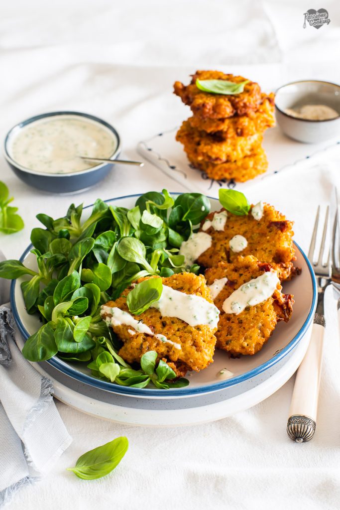 Gefrituurde gierstballetjes met yoghurtsaus