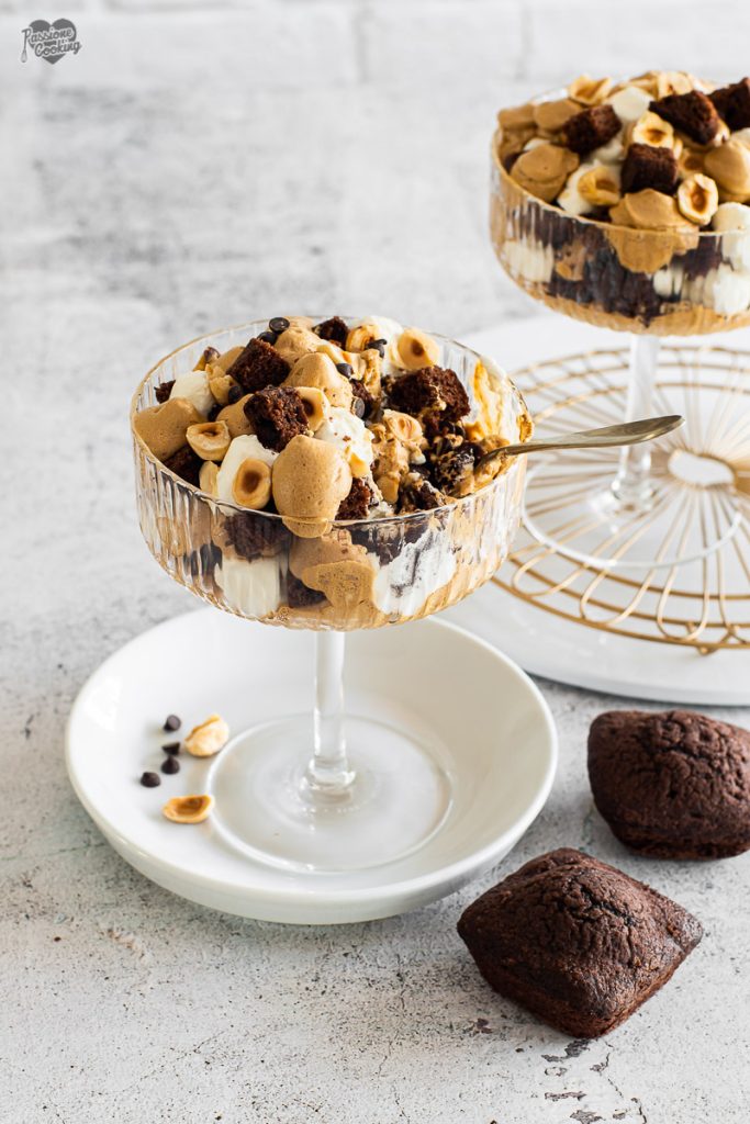 Glazen met koffieschuim en mini chocoladecake