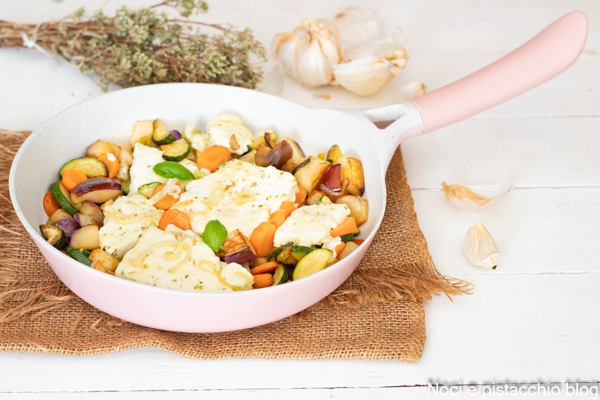 Griekse feta in de pan met groenten