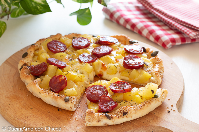 Hartige taart met aardappelen en salami