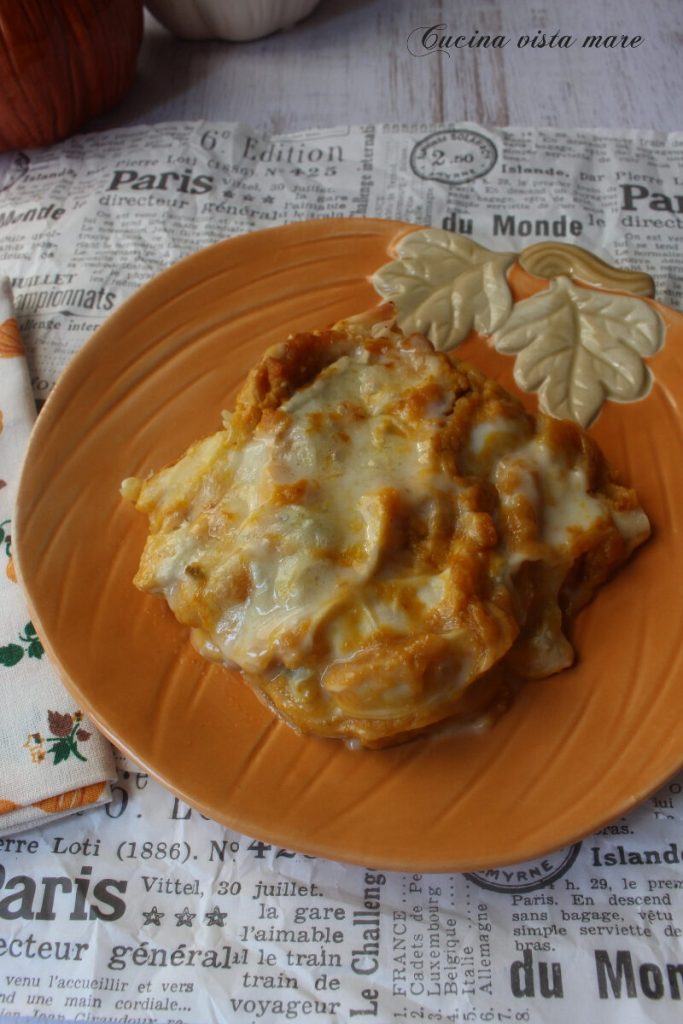 Hartige taart met pompoen en gorgonzola Keuken met uitzicht op zee