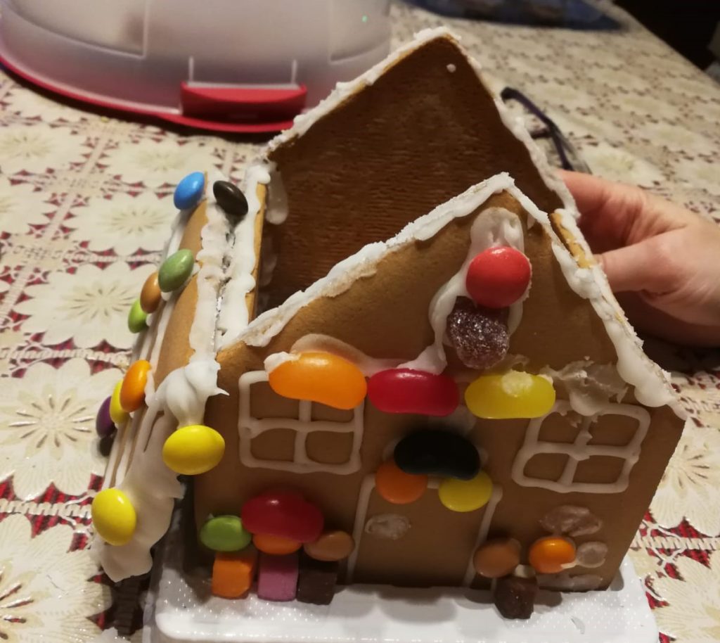 Het peperkoekhuisje Met de komst van Kerstmis kunnen we ons samen met onze kinderen vermaken door veel peperkoekhuisjes te maken, een voor elk kind, het zal zeker een plezier zijn