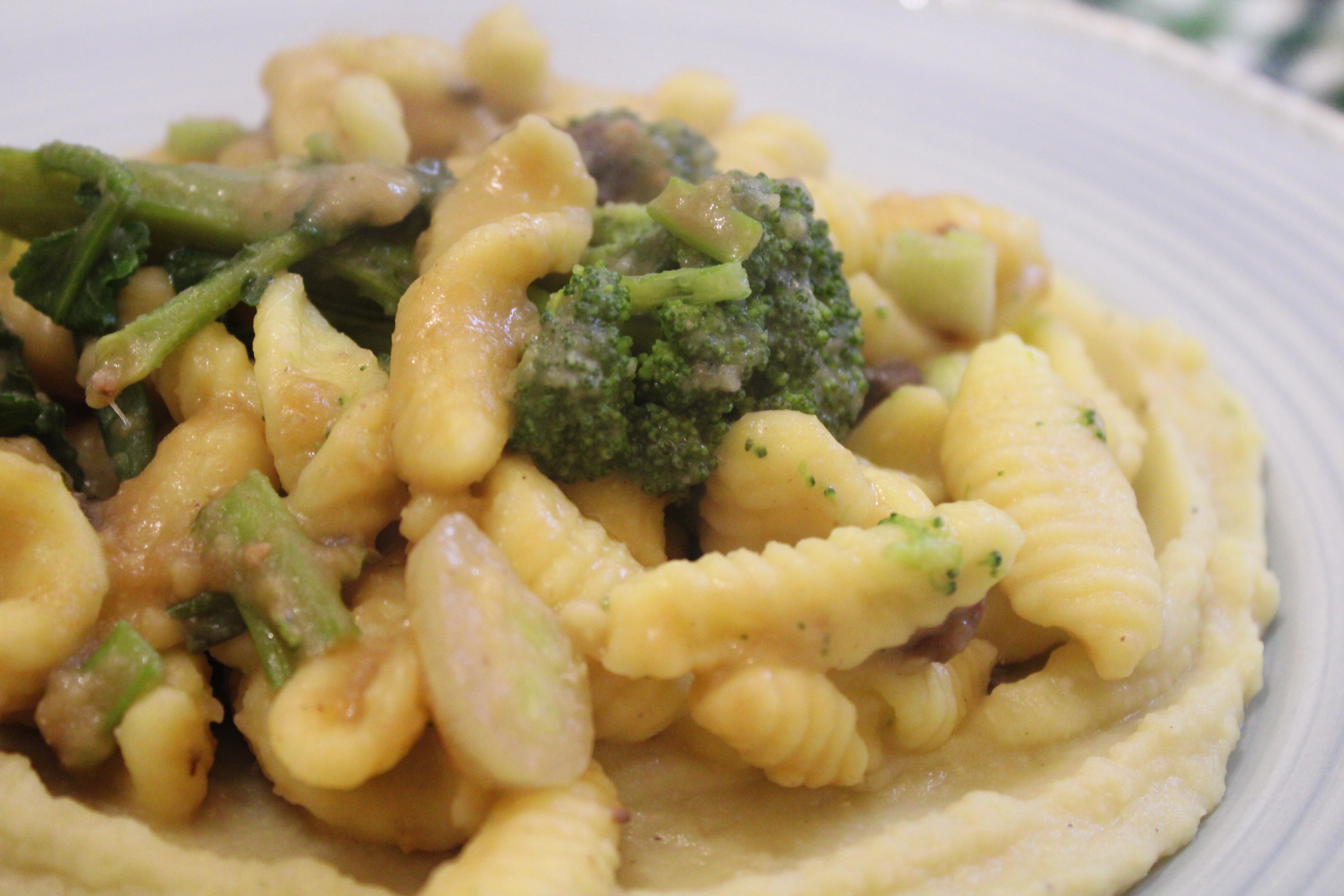 Rustieke semolina met tuinbonen en broccoli