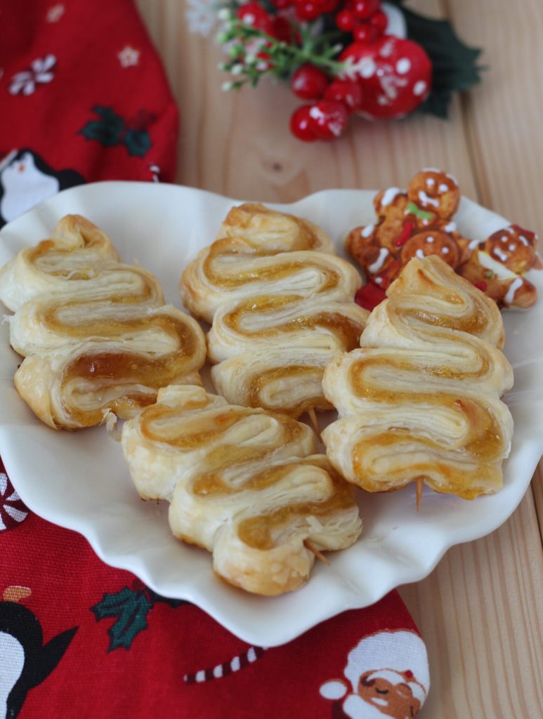 Kerstboomjes van bladerdeeg met jam