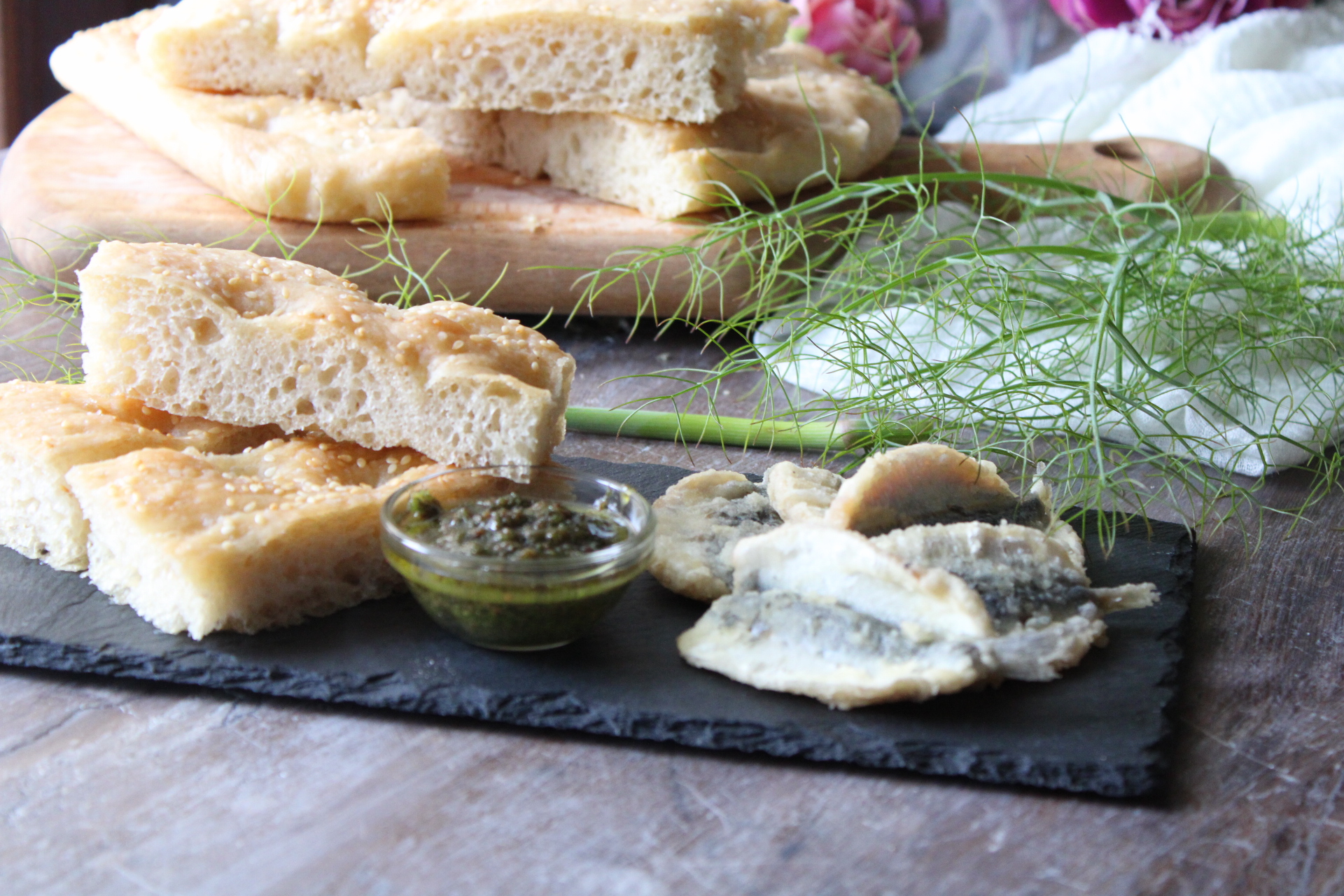 Focaccia met venkelpesto en gebakken sardines.