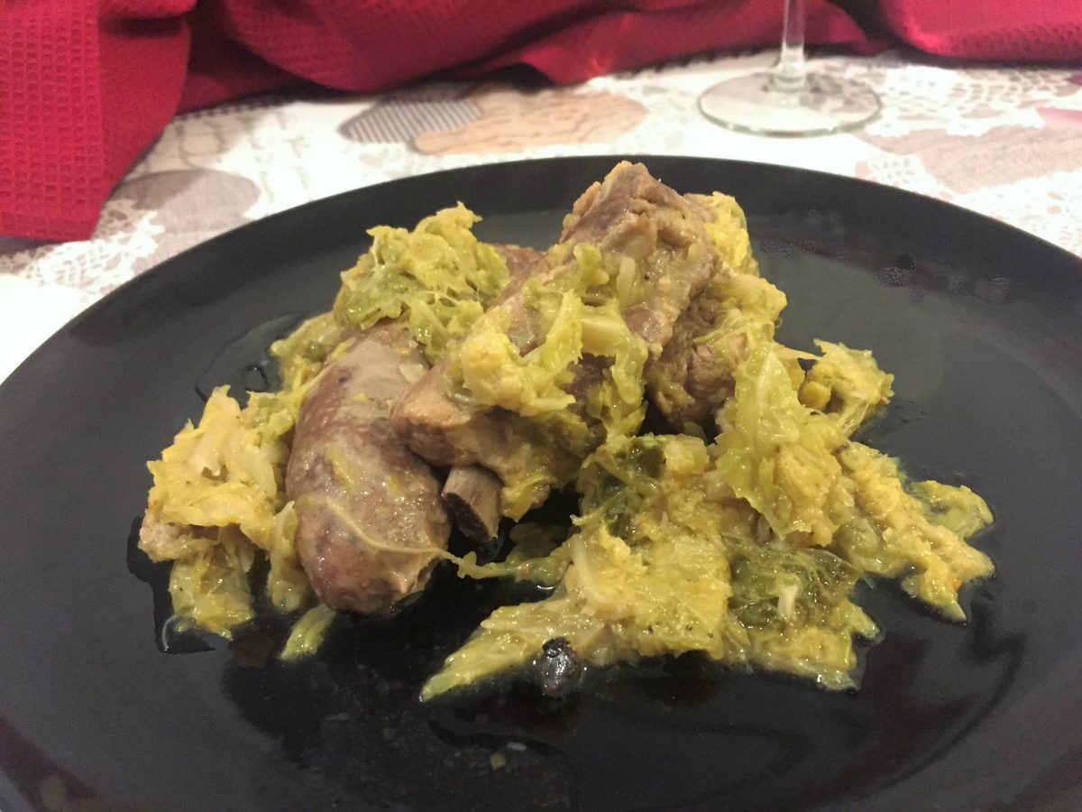 Ribbetjes en worst met savooikool