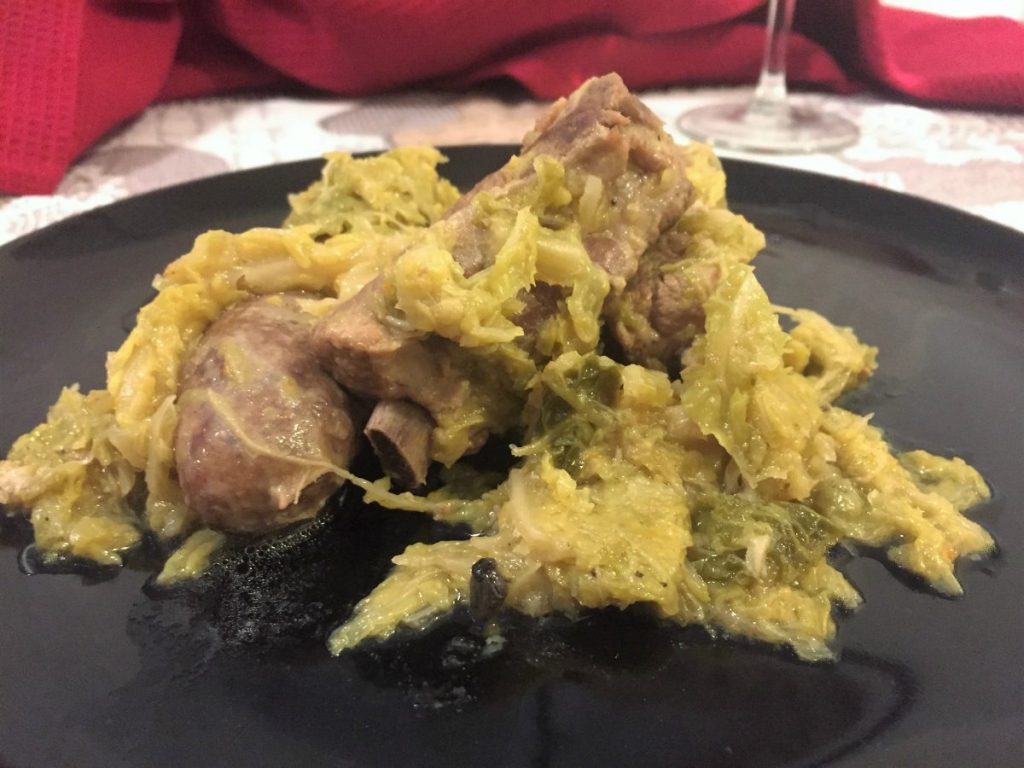 ribbetjes en worst met savooikool