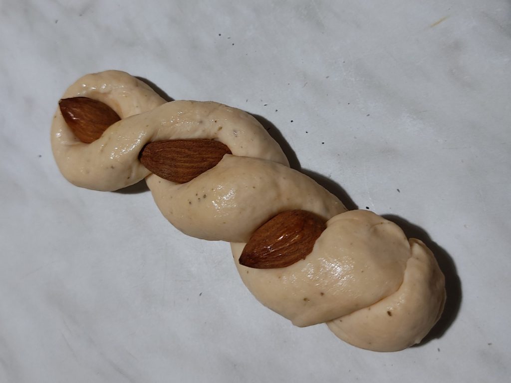 Snelle pizzasmaak gevlochten broodjes met tomaat en oregano